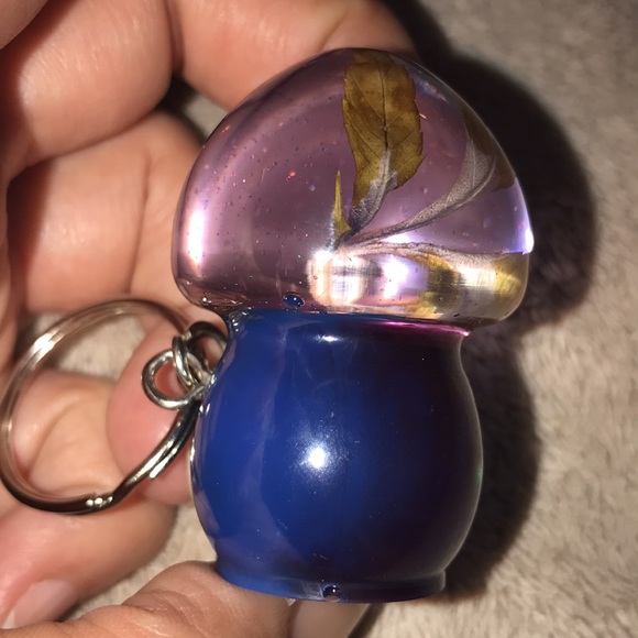 Custom Epoxy mini mushroom 🍄 keychain with shells ✨ Wish and leaf - Picture 6 of 8